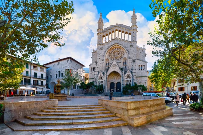 Plaza de la Constitución with the Church of Sóller.
